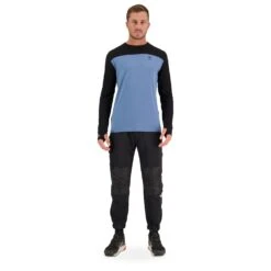 Mons Royale Yotei L/S - Merino Shirt 8 Mons Royale Yotei L/S - Merino Shirt -Outdoor Clothing Store mons royale yotei l s merino shirt detail 4