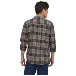 Patagonia L/S Cotton In Conversion LW Fjord Flannel Shirt - Shirt 5 Patagonia L/S Cotton In Conversion LW Fjord Flannel Shirt - Shirt -Outdoor Clothing Store patagonia l s cotton in conversion lw fjord flannel shirt shirt detail 3